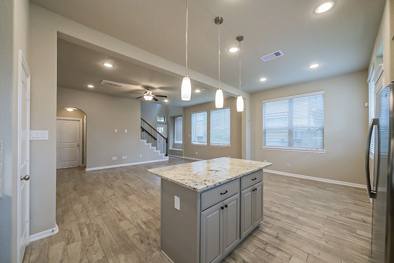 Photo 9 of 32 - 12426 Alora Bluff Trl, Humble, TX 77346