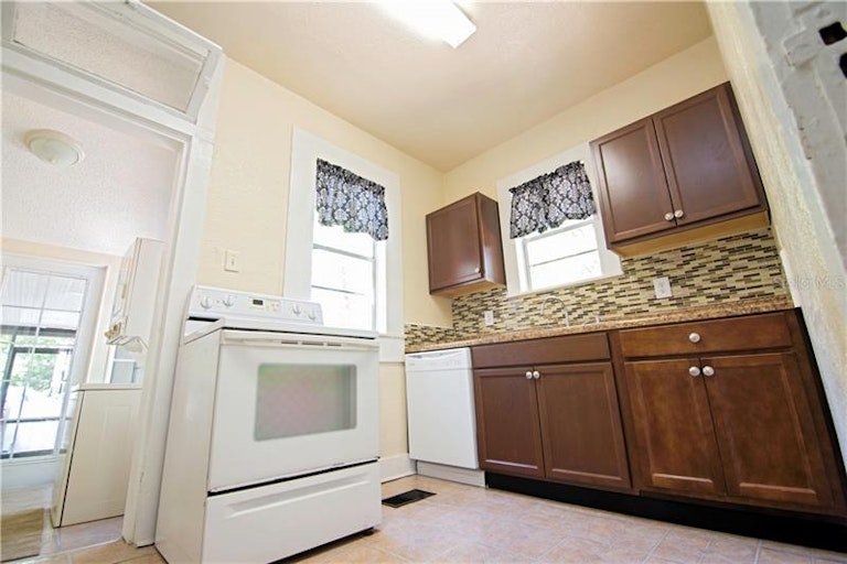 Photo 11 of 22 - 2206 S Palmetto Ave, Sanford, FL 32771