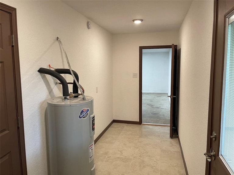 Photo 32 of 40 - 208 Guinevere Dr, Weatherford, TX 76086