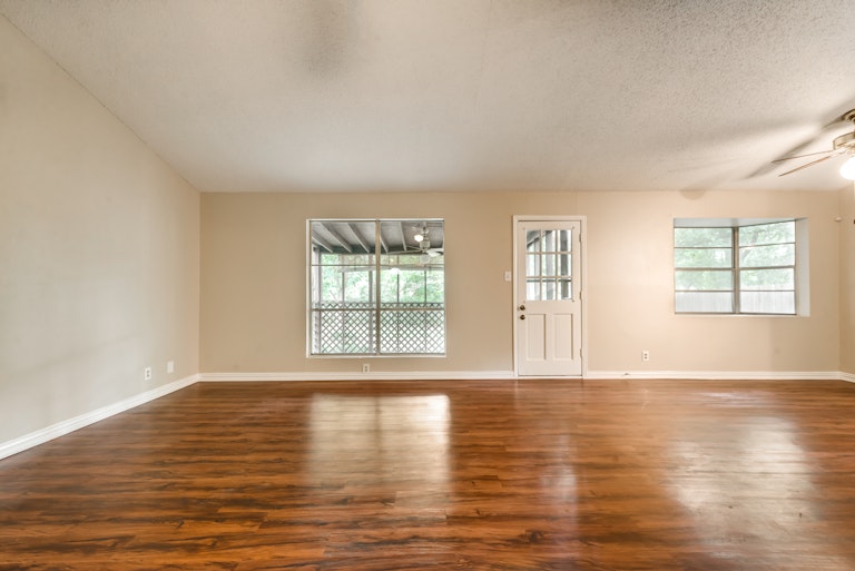 Photo 13 of 29 - 2314 Leslie St, Denton, TX 76205