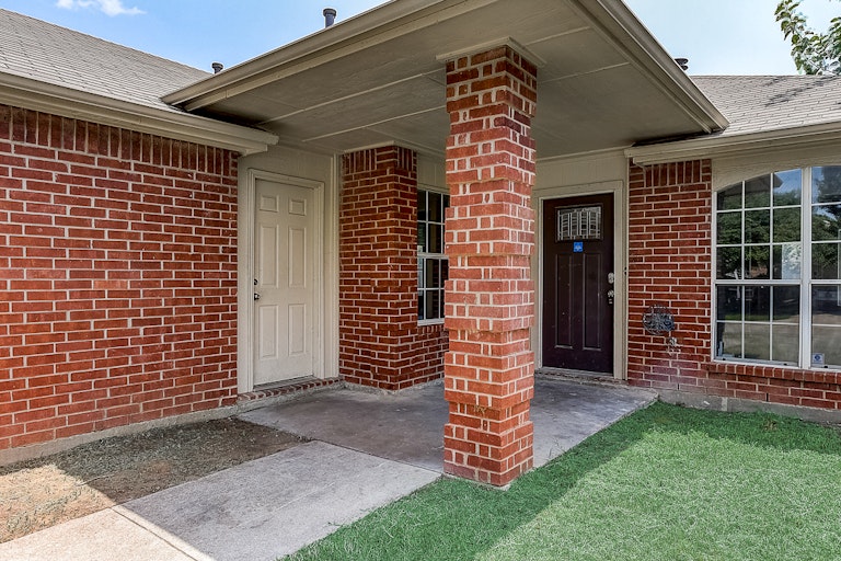 Photo 12 of 37 - 9032 Elbe Trl, Fort Worth, TX 76118