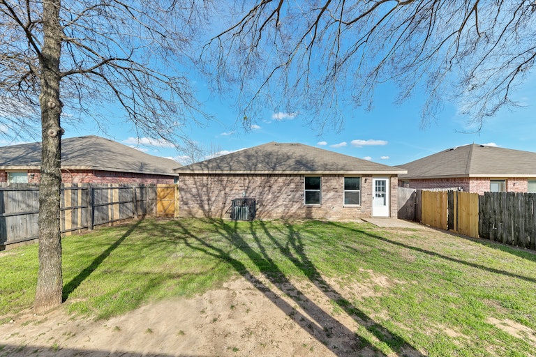 Photo 20 of 23 - 1143 Galicia Ln, Dallas, TX 75217