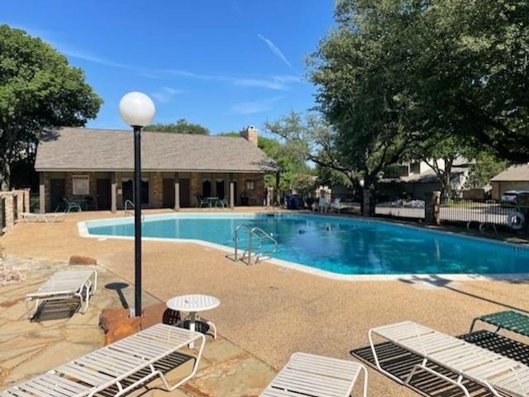 Photo 16 of 18 - 9547 Highland View Dr, Dallas, TX 75238