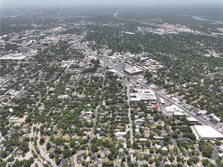 Photo 10 of 37 - 1800 Alguno Rd, Austin, TX 78757