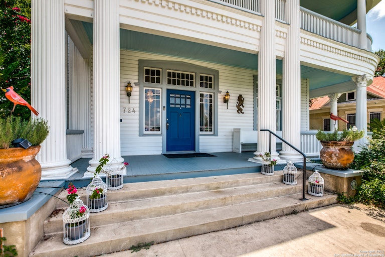 Photo 4 of 36 - 724 N Olive St, San Antonio, TX 78202