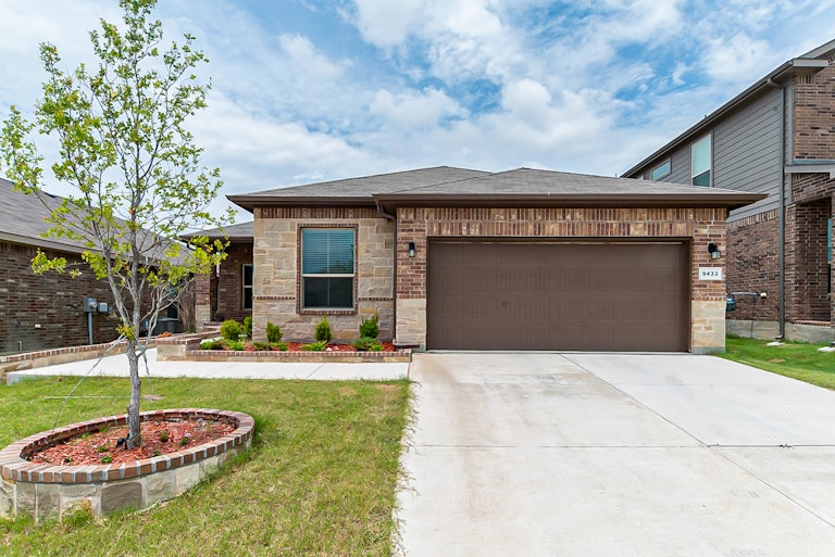 Photo 1 of 25 - 9433 Blaine Dr, Fort Worth, TX 76177