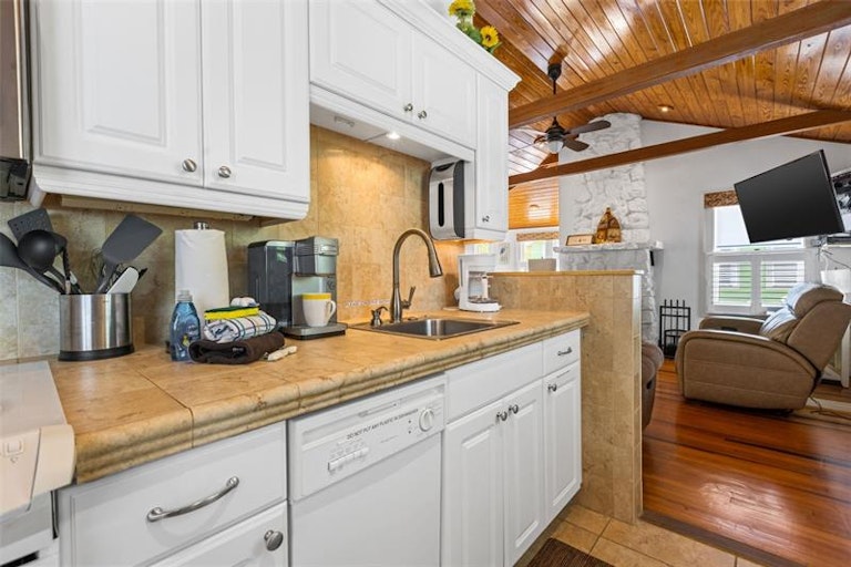 Photo 16 of 52 - 12400 Gulf Blvd #1, Saint Petersburg, FL 33706