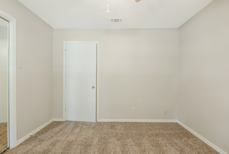 Photo 16 of 25 - 221 Meadowcreek Dr, Desoto, TX 75115