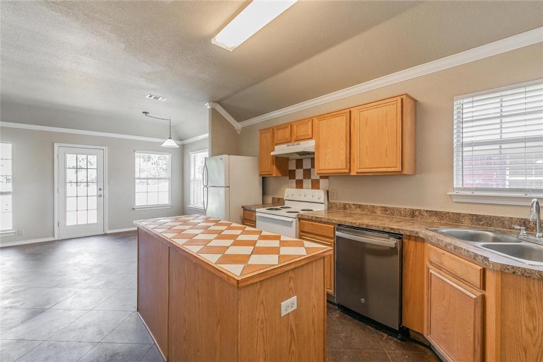 Photo 3 of 32 - 753 Stribling Cir, Azle, TX 76020