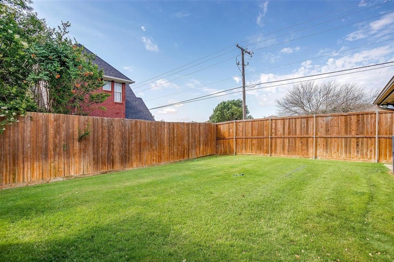 Photo 39 of 40 - 509 Arbor Lawn Dr, Burleson, TX 76028