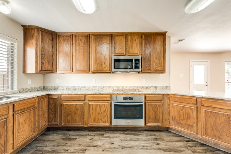 Photo 8 of 28 - 6702 Foxglove Trl, Sachse, TX 75048