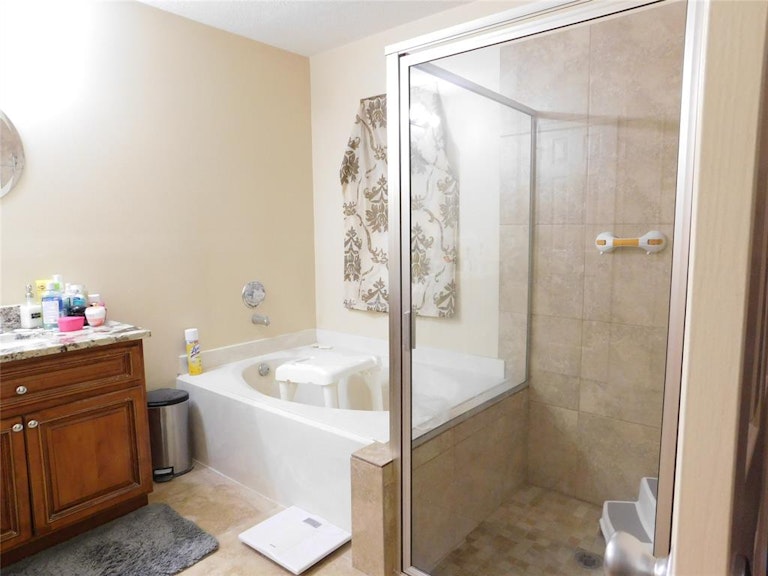 Photo 19 of 25 - 3910 Spring Meadow Dr, Pearland, TX 77584