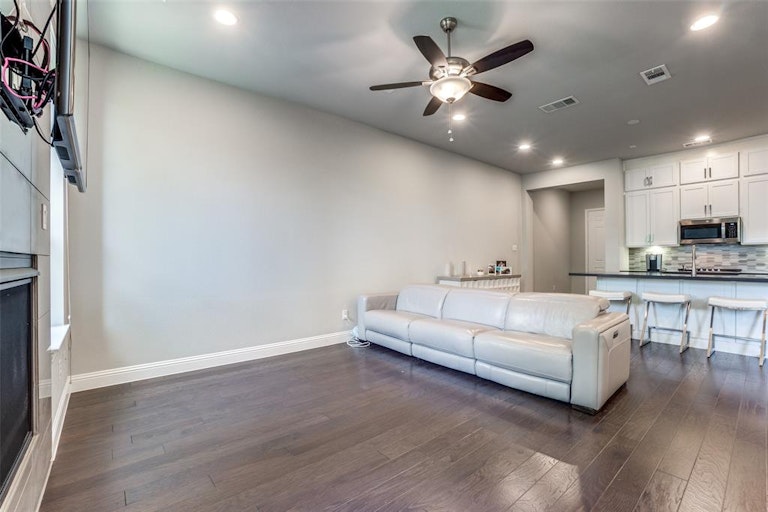 Photo 4 of 26 - 8223 Snapdragon Way, Dallas, TX 75252