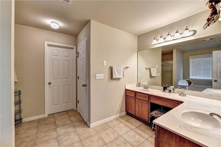 Photo 29 of 38 - 342 Rutlidge Park Ln, Suwanee, GA 30024
