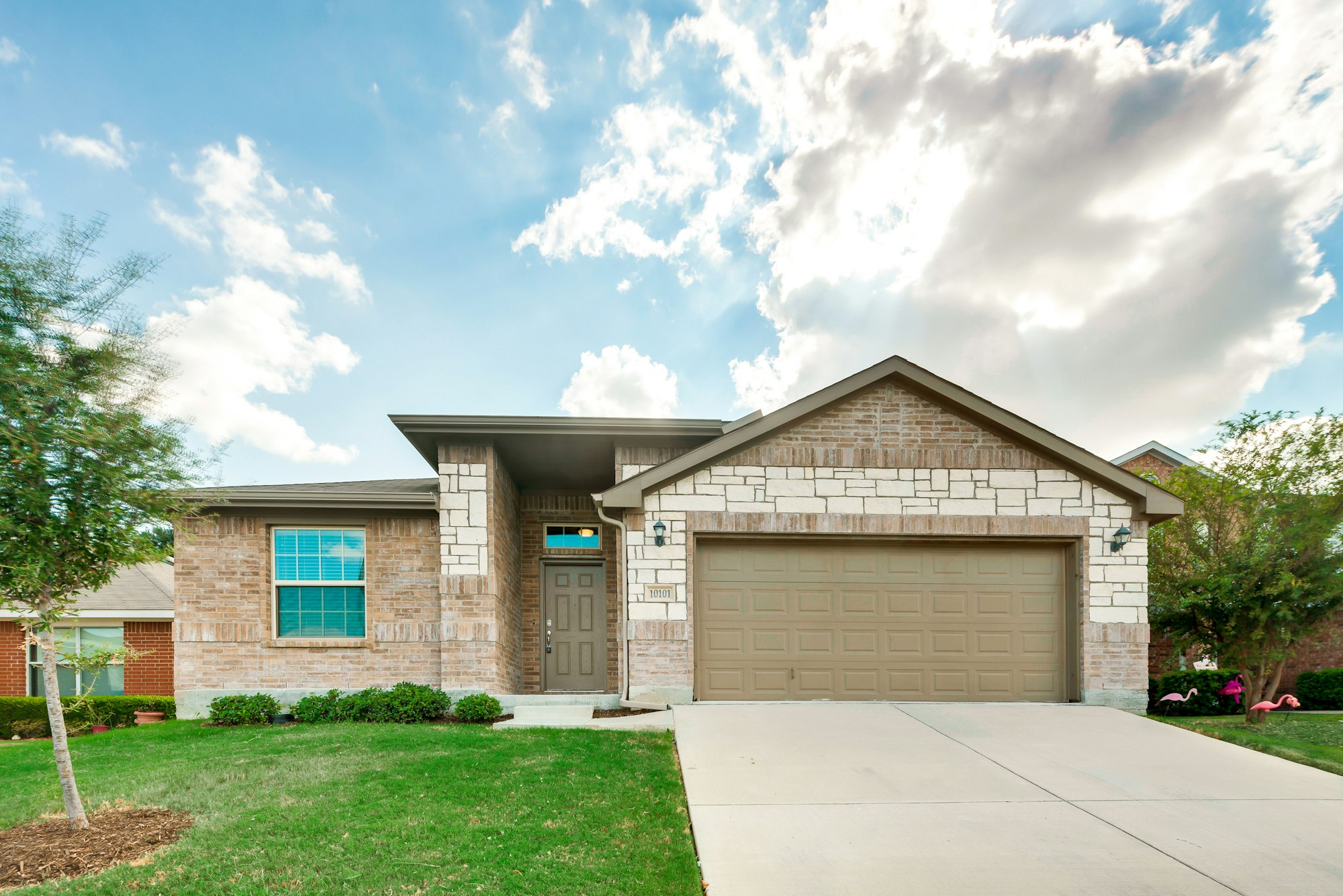 Photo 1 of 32 - 10101 Blue Bell Dr, Fort Worth, TX 76108