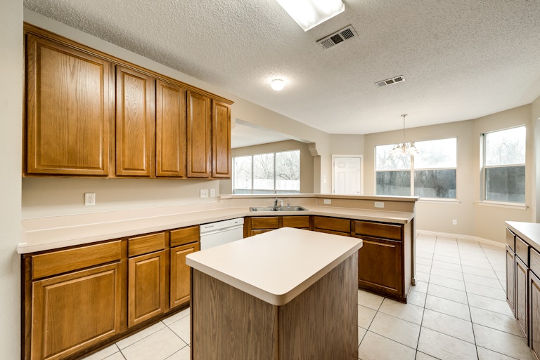 Photo 7 of 30 - 6119 Widgeon Ct, Sachse, TX 75048