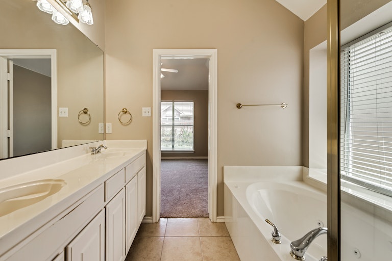 Photo 18 of 29 - 12713 Sweet Bay Dr, Euless, TX 76040