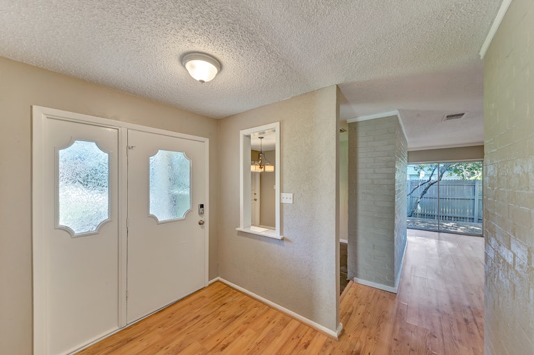 Photo 2 of 29 - 5300 Wolens Way, Fort Worth, TX 76133