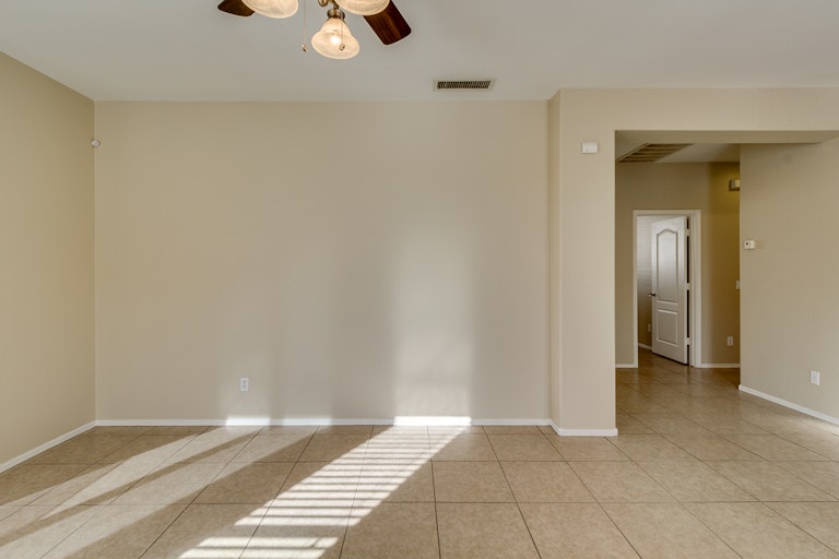 Photo 10 of 25 - 6609 W Lawrence Ln, Glendale, AZ 85302