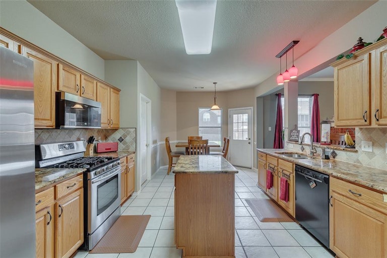 Photo 15 of 28 - 10317 Evergreen Dr, Rowlett, TX 75089