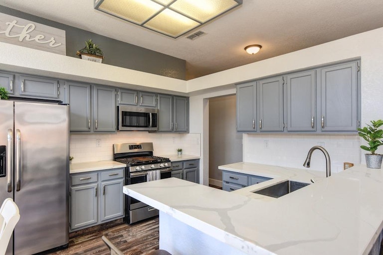 Photo 15 of 40 - 8372 Vintage Park Dr, Sacramento, CA 95828
