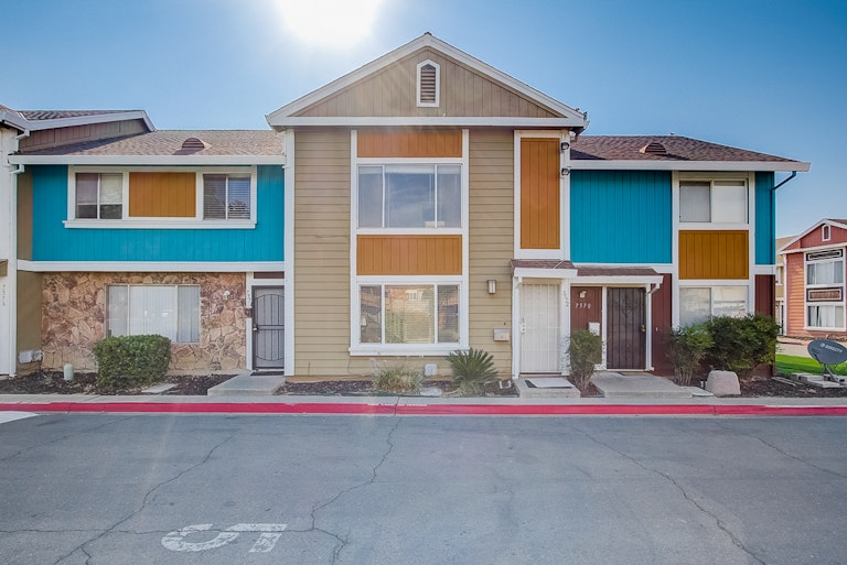 Photo 10 of 39 - 7572 Burgoyne Ln, Sacramento, CA 95823