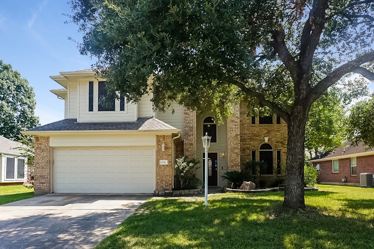 Photo 1 of 27 - 8910 Aberdeen Park Dr, Houston, TX 77095