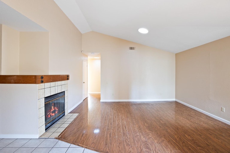 Photo 10 of 38 - 5030 Strasbourg Way, Sacramento, CA 95842