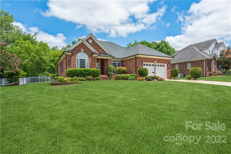 Photo 3 of 36 - 4823 Huddersfield Dr, Harrisburg, NC 28075