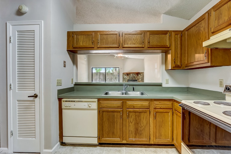 Photo 32 of 32 - 3846 Union Pacific Dr E, Jacksonville, FL 32246