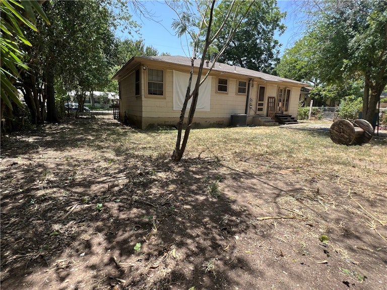 Photo 18 of 37 - 1800 Alguno Rd, Austin, TX 78757