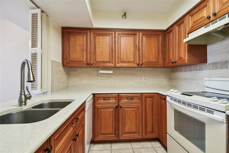 Photo 11 of 51 - 2333 Feather Sound Dr Unit B507, Clearwater, FL 33762