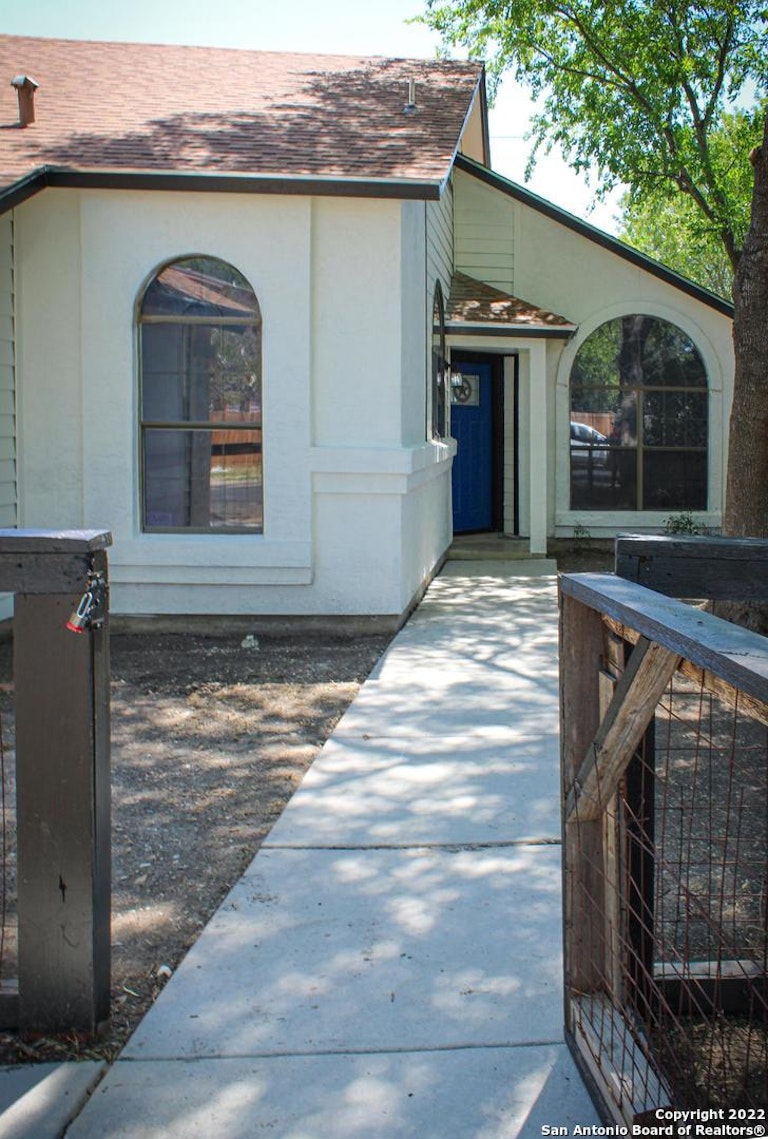 Photo 3 of 33 - 3058 Beacon Fld, San Antonio, TX 78245