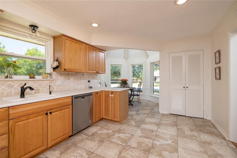 Photo 10 of 27 - 541 Indian Creek Dr, Roanoke, TX 76262