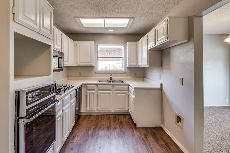 Photo 7 of 28 - 3917 Lois Cir, Rowlett, TX 75088