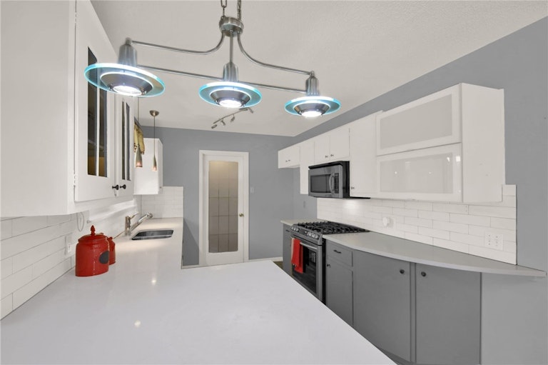 Photo 9 of 36 - 1107 Rebbeca Dr, Austin, TX 78758