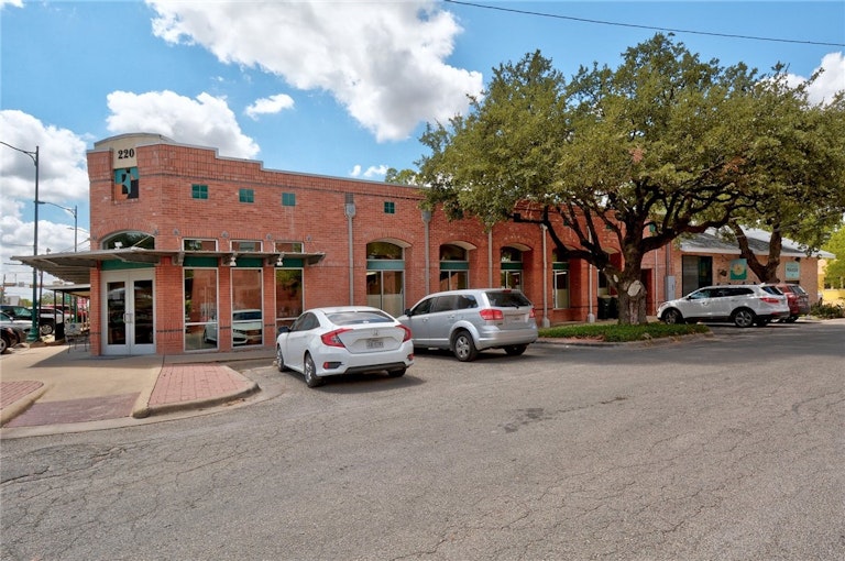 Photo 28 of 40 - 495 Sandstone Trl, Buda, TX 78610