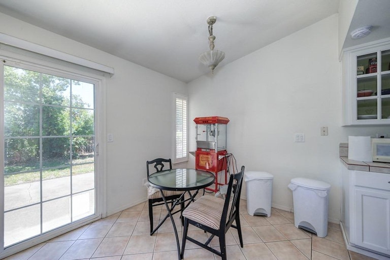 Photo 11 of 37 - 660 Tailwind Dr, Sacramento, CA 95838