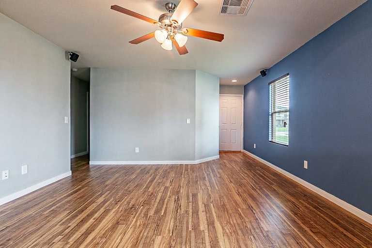 Photo 9 of 22 - 923 Salado Slough Ln, Rosenberg, TX 77471