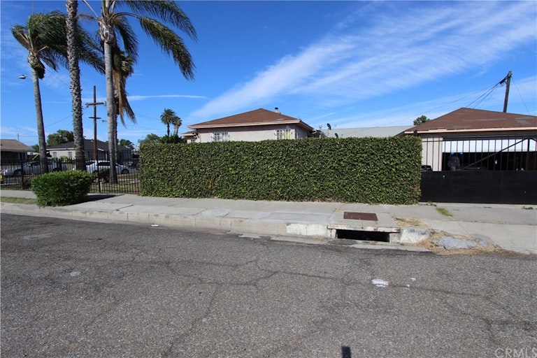 Photo 8 of 32 - 846 W Cedar St, Compton, CA 90220