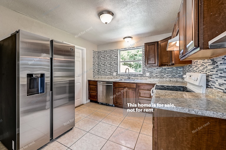 Photo 4 of 27 - 3503 Rogero Rd, Jacksonville, FL 32277