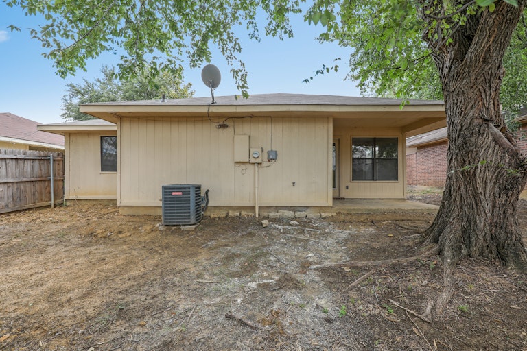 Photo 25 of 25 - 401 Angelina Dr, Arlington, TX 76018