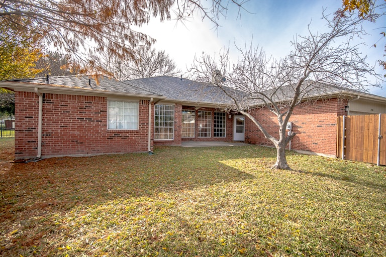Photo 6 of 30 - 2906 Spartacus Dr, Grand Prairie, TX 75052