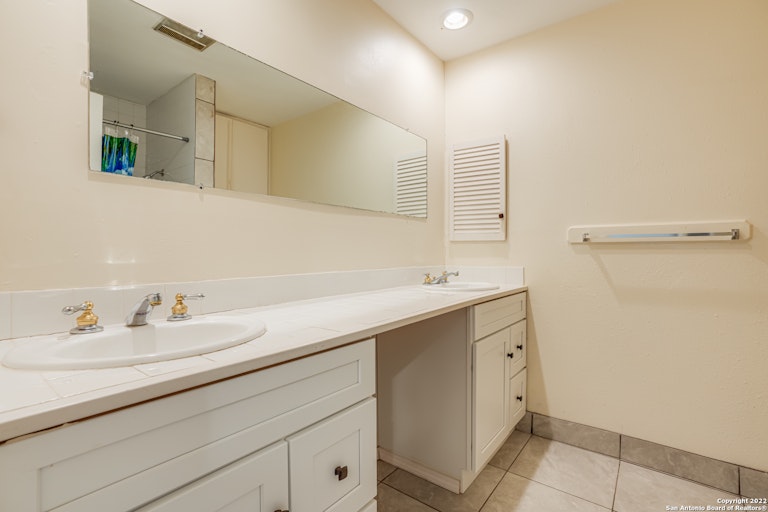 Photo 10 of 25 - 2719 Lakemist St, San Antonio, TX 78222