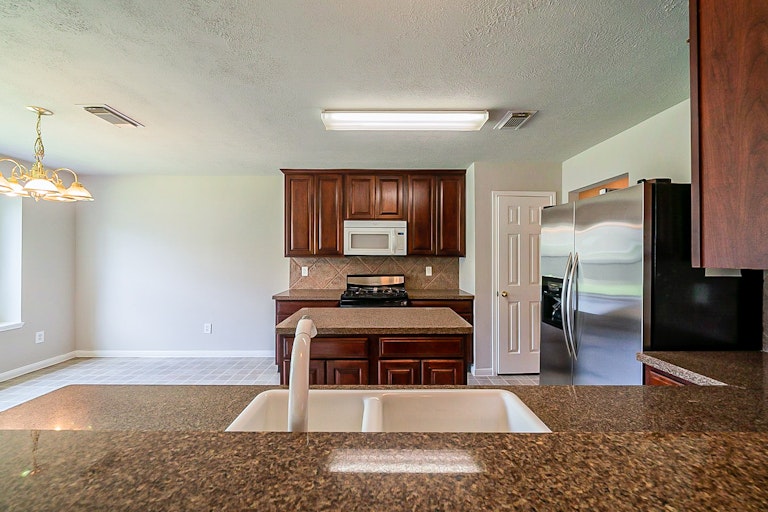 Photo 8 of 35 - 2731 Briarloch Ln, Houston, TX 77073