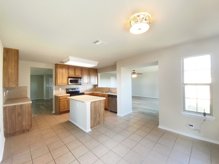 Photo 6 of 27 - 111 Salerno Dr, San Marcos, TX 78666