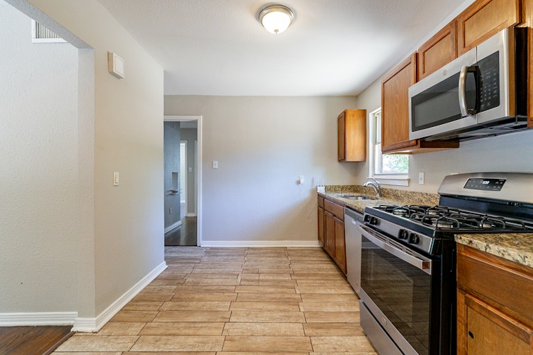 Photo 4 of 25 - 11740 Fernald Ave, Dallas, TX 75218