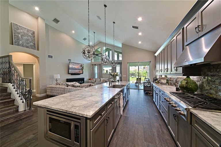 Photo 5 of 51 - 304 9th Ave E, Palmetto, FL 34221