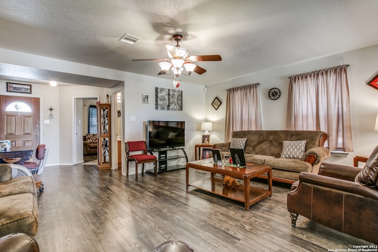 Photo 5 of 21 - 1419 Range Fld, San Antonio, TX 78245