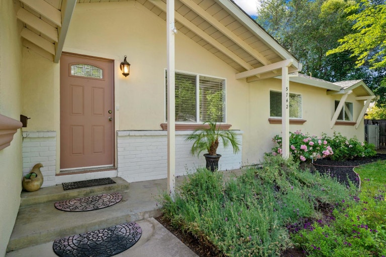 Photo 4 of 42 - 5742 Fairvale Way, Orangevale, CA 95662